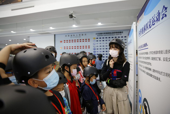 “慶華誕 迎國慶”第二屆武漢經(jīng)開區(qū)全民健身嘉年華——2021楚才小記者走進軍運會場館研學活動成功舉辦(圖3) “慶華誕 迎國慶”第二屆武漢經(jīng)開區(qū)全民健身嘉年華——2021楚才小記者走進軍運會場館研學活動成功舉辦(圖3)